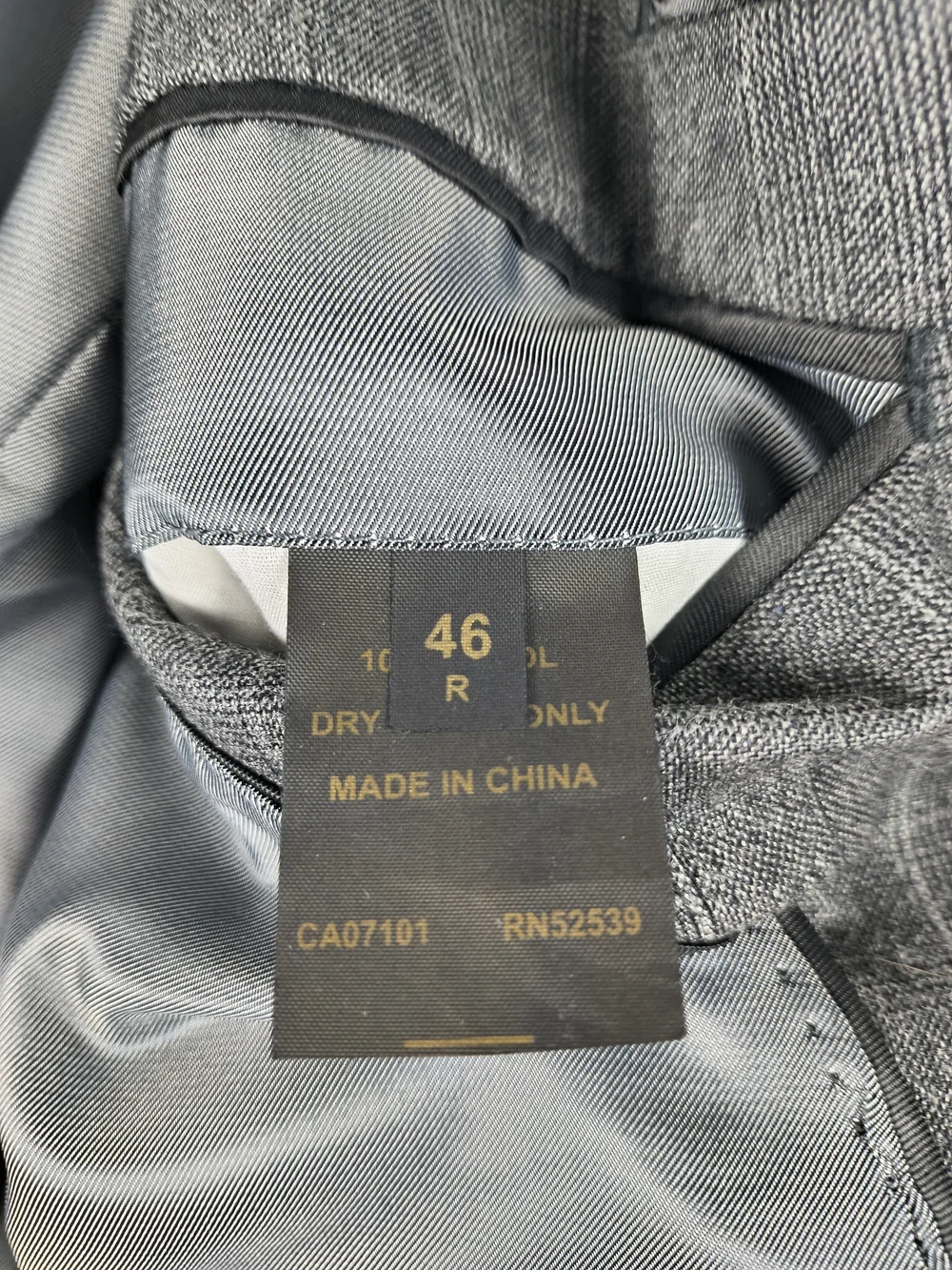 Daniel Hechter Suit Mens 46R Gray 2 Piece Plaid 100% Wool Notched Lapel 2 Button